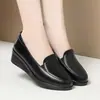 Nueva colección de otoño 2026 para mujer: Zapatos de cuero de suela gruesa, ligeros, elegantes y cómodos para mujeres de mediana edad, con suela suave y piel suave, perfectos para mamás