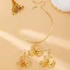 Tres Piezas de Elegantes y Modernos Collares con Colgante de Pétalos Grandes y Pendientes de Flor para Mujer, un Conjunto Encantador y Elegante para Mujeres, Adecuado para Regalos y Banquetes