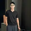 Camiseta Gris de Hombro Recto Estilo Old Money para Hombre, Polo de Punto de Seda Hielo de Manga Corta, Ambiente Lujoso y Relajado, Top de Cuello en V