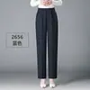 Nueva colección de otoño de pantalones de pierna recta para mujeres de mediana edad y mayores, con cintura alta, corte holgado, efecto adelgazante, cintura elástica y un estilo relajado y casual en color café.