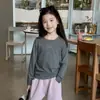 Camiseta interior ligera de fibra proteica para niños ~ top de estilo coreano ajustado para niñas, suave y cómoda con una sensación como de nube, con cuello redondo y estampado de letras