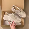 Zapatos Casuales Versátiles Huecos Transpirables Ligeros con Tacón Oculto de 5 cm para Mujer Estilo Delgado Nuevo de Verano 2026 Zapatillas de Entrenamiento Alemanas de Suela Gruesa