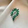 Broche de flor de cristal de lujo ligero, pin de estilo francés de alta gama de nicho, accesorio para trajes y abrigos, ramillete, regalo para novia