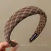 Diadema Nueva Retro 2026 Hace que la Cara se Vea Más Pequeña Diadema Elegante para Mujeres Ilumina la Piel No Aprieta la Cabeza Estilo Perezoso Pinzas para el Cabello Accesorios para el Cabello Mayoreo