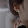 Pendientes pequeños y sencillos de perla hueca de plata s925 para mujer, pendientes sencillos y exquisitos avanzados, accesorios de moda de nicho que combinan con todo.