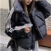 Chaqueta de Plumas de Pato Blanco Pequeña MOna Home para Mujer 2023 Invierno Nueva Corta Nicho Tres Barras Pan Chaqueta de Plumas