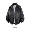 Wukong tem uma nova coleção de streetwear estilo americano: Jaqueta de couro PU desconstruída para motociclista masculina, com corte retro solto e design versátil, perfeita para casais e uso casual