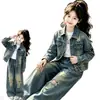 Conjunto de mezclilla rasgada estilo coreano para niñas, nuevo modelo primavera y otoño 2026, conjunto de dos piezas elegante y a la moda para niñas mayores en otoño