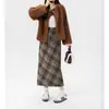 Saia Midi Plissada em Xadrez Preto e Cinza Estilo College Retrô Feminina Outono e Inverno Nova Casual Cintura Alta Reta Longa