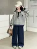 Conjunto de otoño para niña 2026 nuevo estilo: Sudadera a rayas con cuello azul marino y jeans de pierna ancha, un conjunto elegante de dos piezas para niñas mayores