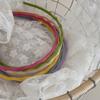 Diadema sencilla de color caramelo con tiras finas y onduladas para niña, ideal para salir, lavarse la cara, maquillarse y usar como tarjeta de presión para el cabello.