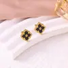 Conjunto de tres piezas de la suerte estilo europeo y americano: conjunto vintage de collar, aretes y pulsera de trébol de cuatro hojas en negro y dorado. Accesorios versátiles para el trayecto al trabajo al por mayor