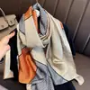 Ciudad de Yiwu Youhu Primavera y Verano Alta Gama Versátil Seda Imitación Delgado Bufanda Moda Clásica Larga Bufanda Venta al por Mayor