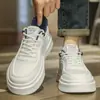 Zapatos para hombre 2026 nuevos de verano de malla transpirable de alta gama deportivos casuales para adolescentes, suela gruesa modernos zapatos blancos