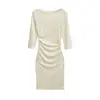 Elegante vestido gris de un solo hombro con manga de tres cuartos, colección otoño 2026, corte ajustado, ceñido a la cintura, que realza la figura y con falda corta que se ajusta a las caderas
