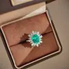 Anel Oval Paraíba Cultivado Luxuoso de 2 Quilates com Cravação em Cluster, Sensação Vintage de Alto Padrão, Anel Feminino de Diamante de Alto Carbono Cor Ovo de Pombo