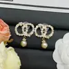 Novedad 2025 Pendientes Chanel con Perlas y Tachuelas de Diamantes Doble C para Mujer, Aguja de Plata, Lujo de Gama Alta, Pendientes Versátiles al por Mayor