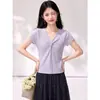 Camisa de punto acanalado con cuello retorcido y manga corta para mujer, verano, con mangas acampanadas, estilizante, elegante, top ligero en blanco y morado