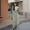 Tendência de Trench Coat Verde Feijão Versátil Confortável Amigo da Pele Casual Melhorador de Qualidade Nova Era Redutor de Idade Primavera e Outono 2025