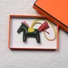 Colgante de Poni de Cuero Genuino Llavero de Cuero Hecho a Mano Piel de Oveja Poni Decoración para Asa de Bolso de Moda Venta al por Mayor