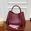 Bolsa de Mão Tecida para Mulheres 2026 Verão Nova Bolsa de Alta Qualidade para o Dia a Dia Bolsa Versátil de Ombro Único Transversal com Corrente