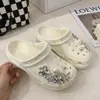 Sandálias perfuradas com flor de strass e nuvem para mulheres, sapatos de praia slip-on para uso externo, chinelos de casa, chinelos fechados para mulheres