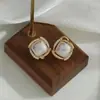 Pendientes cuadrados de perlas iridiscentes de lujo ligero estilo francés, nueva moda de alta gama para otoño e invierno, ear cuffs exquisitos y versátiles inspirados en Chanel