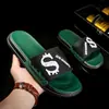 Venta especial de liquidación en pantuflas para hombre, disponibles en varios tamaños y estilos, incluyendo chanclas y sandalias de dedo, adecuadas para puestos y mercados nocturnos