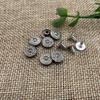 Venta al por mayor del fabricante Pantalones de piel de vaca Clavos de esquina 10 mm Metal Pesca Clavos negros para croquetas Accesorios de ropa Remaches Remaches retro