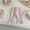 Pantalones casuales de invierno para niñas, elegantes y modernos, con bordado de encaje en forma de corazón y un forro grueso de forro polar de una sola pieza, con un diseño de pierna acampanada