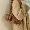 Bolso Boston a Cuadros Retro para Mujer Otoño 2025 Estilo Nuevo Simple Bolso de Hombro y Axila de Alto Valor para el Viaje Diario