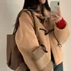 Enviado. Jaqueta curta estilo coreano, modelagem solta, quente, de pelo sintético, com botões de chifre, para mulheres petites.