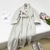 Elegante trench coat off-white para mulheres, comprimento médio, na altura do joelho, novo design primavera/outono 2026, peça de outer wear estilosa e sofisticada