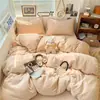 Conjunto de cama de quatro peças de inverno cor sólida de veludo de leite, qualidade A, incluindo uma capa de edredom espessa com forro de fleece, lençol e fronha, adequado para dormitórios estudantis