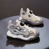 Sandalias Infantiles Cerradas 2026 Verano Nuevo Estilo para Niños Suela Suave Ligeras Hebilla Giratoria Talla 38 Niños Medianos y Grandes Zapatos de Playa