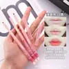 ¡Delineador de labios para una línea de labios definida! Este delineador de labios rosa-marrón es versátil y se puede usar para crear un efecto natural y tridimensional, incluyendo resaltar el rabillo interior del ojo y añadir volumen a los labios.
