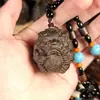 4,5cm 40g Madeira Maciça Esculpida à Mão de Agarwood Indonésio de um Pixiu Atrator de Fortuna, Ornamento de Mesa, Artesanato