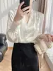 Novidade Estilo Primavera e Verão 2026 Simples Elegante Francês Emagrecedor Gola V Camisa Branca de Seda para Mulheres
