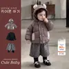 Conjunto súper elegante de chaqueta de plumón y pantalones para niñas, nuevo estilo de invierno, pantalones largos a cuadros de dos piezas falsas, capa base versátil, conjunto de tres piezas, moderno