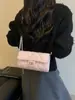 Bolsas Novidades Primavera 2026 Bolsa Transversal Feminina Fashion Versátil Toque de Luxo Pequena Quadrada com Corrente