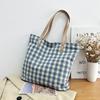 Bolso de lona a cuadros cuadrado al por mayor para mujer, de un solo hombro, estilo japonés, estilo coreano, de gran capacidad, pequeño, fresco, para estudiantes y viajeros.