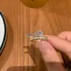 Anillo de lazo de perlas de diseño único para mujer, exquisito y sofisticado, adecuado para ir al trabajo, lujo ligero, moderno y versátil