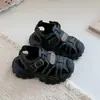 Nuevo modelo de zapatillas deportivas de playa suaves para niños, zapatos de bebé, sandalias cerradas antideslizantes de verano para niños y niñas 2026