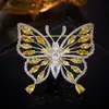 Broche de mariposa de circón incrustado de alta gama para mujer, diseño de nicho, broche accesorio de punto de lujo ligero hueco para otoño e invierno