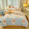 2026 Novo Conjunto de Roupa de Cama Cartoon Veludo Leiteiro de Quatro Peças Conjunto de Três Peças Lençol de Cama Cobertura de Edredom Saia de Cama de Flanela Coral de Inverno