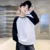 Camiseta Color Block com Letra para Meninos 2026 Outono Nova Chegada Média e Grande Moda Infantil Top Casual Bonito Camisa Base para Crianças