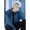 Jaqueta jeans curta acolchoada nos ombros azul escuro para homens, moderna e estilosa, com uma vibe americana cool e de alta qualidade, jaqueta jeans da moda