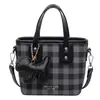 Bolsa de Mão Pequena Color-Blocking de Alta Qualidade para Mulheres, Nova Bolsa Transversal Versátil de Verão 2025, Bolsa de Mão Fashion e Elegante, Bolsa Saco