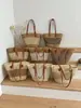 Elegante bolso de paja de gran capacidad, nuevo bolso tejido de verano 2026, bolso de hombro y para el antebrazo, moderno bolso de mujer a rayas