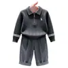 Conjunto de Moda Masculino Primavera e Outono Modelo 2026 Cinza Escuro Suéter de Tricô com Gola Polo Bordada Terno Infantil Calça Casual